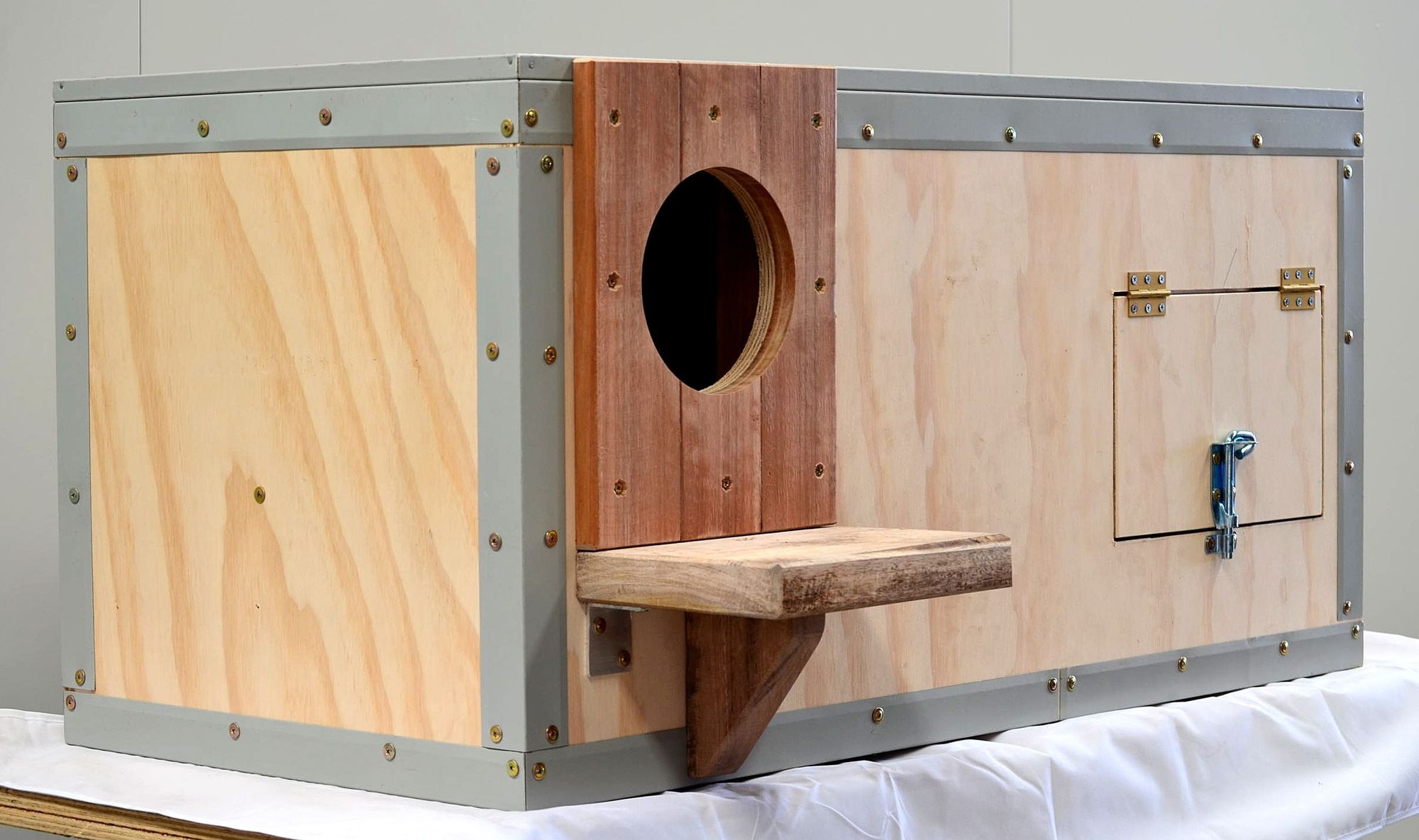nestbox-macaw-nest-boxes-nesting-material-philip-brauer-parrot